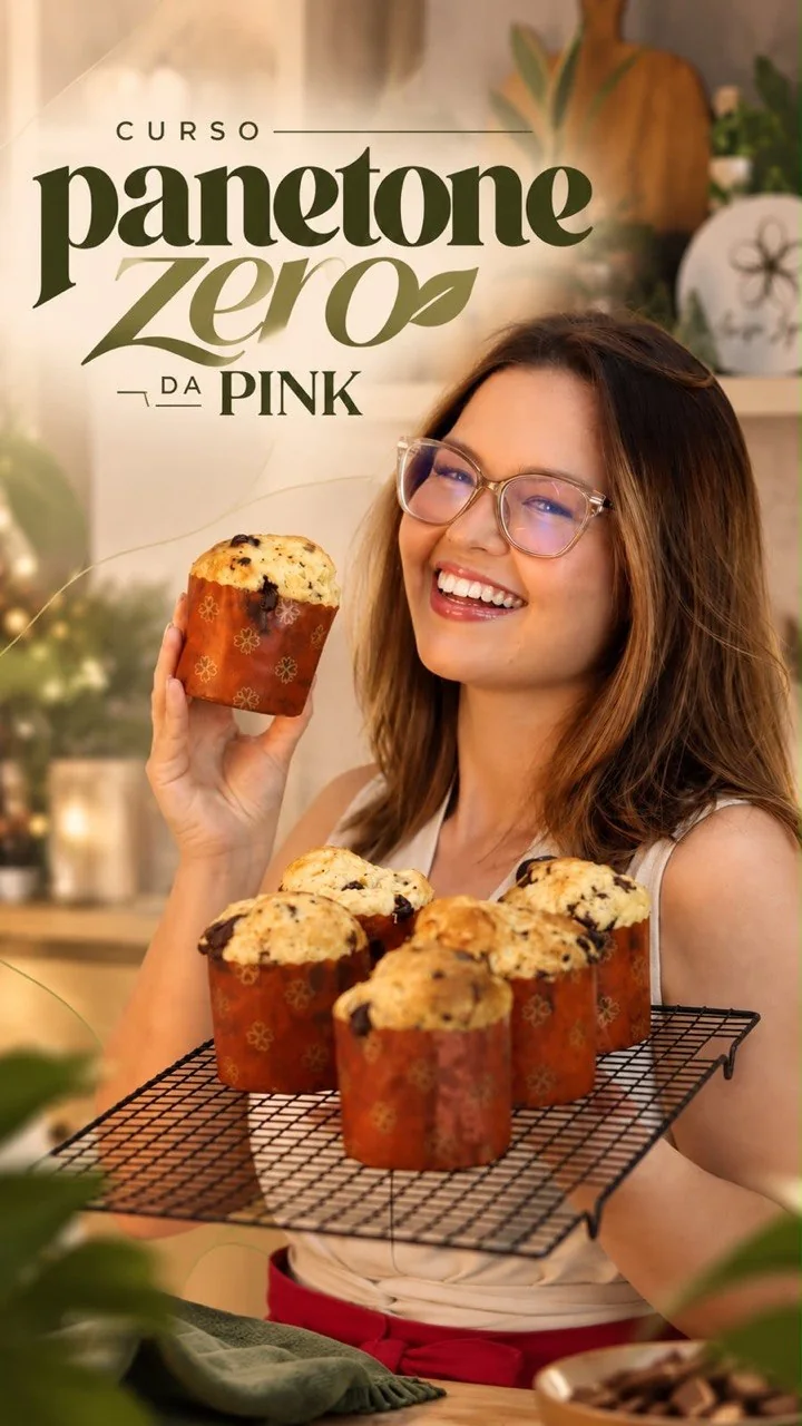 Arte do Curso Panetone Zero da Pink com a Chef Laíse Lopes segurando panetones